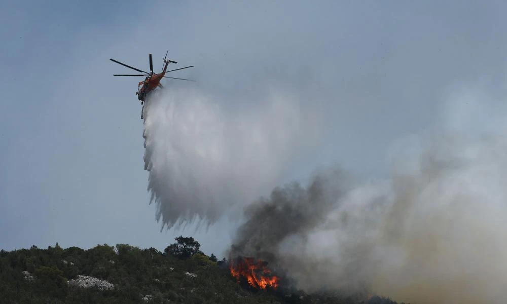 Φωτιά ξέσπασε στο Ξυλόκαστρο – Επιχειρούν 7 αεροσκάφη και 3 ελικόπτερα